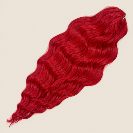 Anna golvend kanekalon invlechthaar dieprood Red6, 60 cm en 100 gram op beige achtergrond