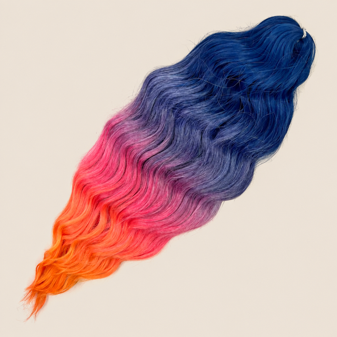 Anna golvend kanekalon invlechthaar blauw-paars-roze-oranje ombre TT-BL/HPD138, 60 cm en 100 gram op beige achtergrond