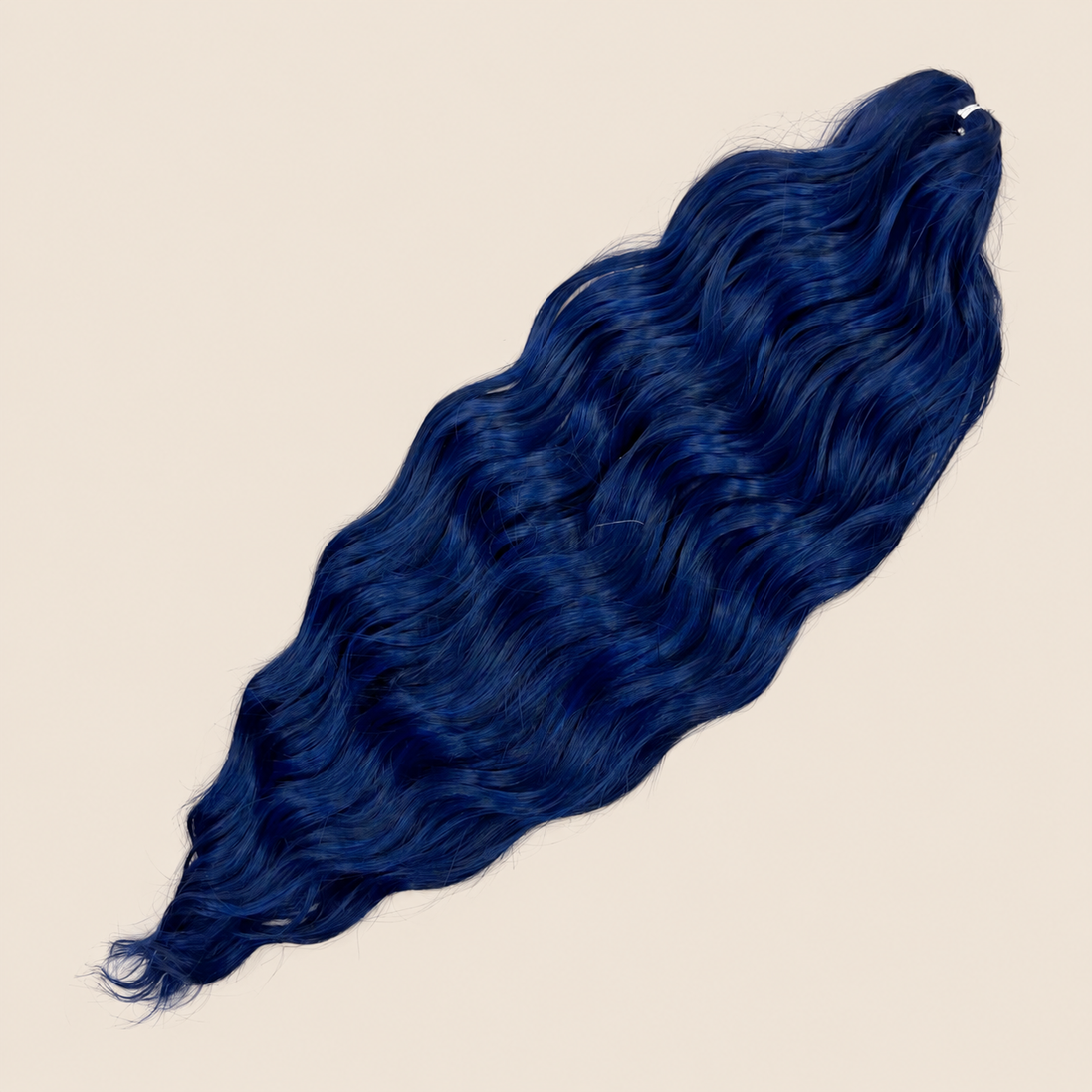 Anna golvend kanekalon invlechthaar donkerblauw JSBlue1, 60 cm en 100 gram op beige achtergrond