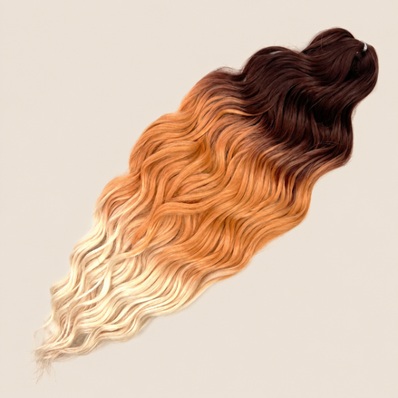 Anna golvend kanekalon invlechthaar bordeaux-oranje-wit ombre 3T-Worange1, 60 cm en 300 gram op beige achtergrond