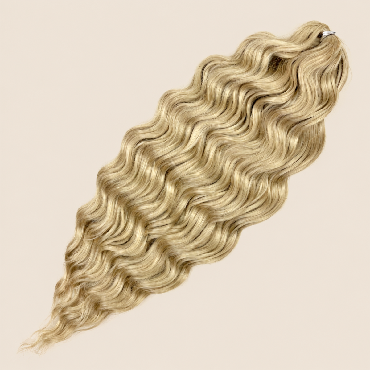 Anna golvend kanekalon invlechthaar donkerblond Linen(61), 60 cm en 100 gram op beige achtergrond
