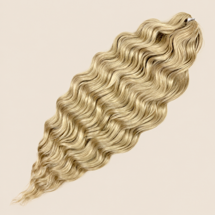 Anna golvend kanekalon invlechthaar donkerblond Linen(61), 60 cm en 100 gram op beige achtergrond