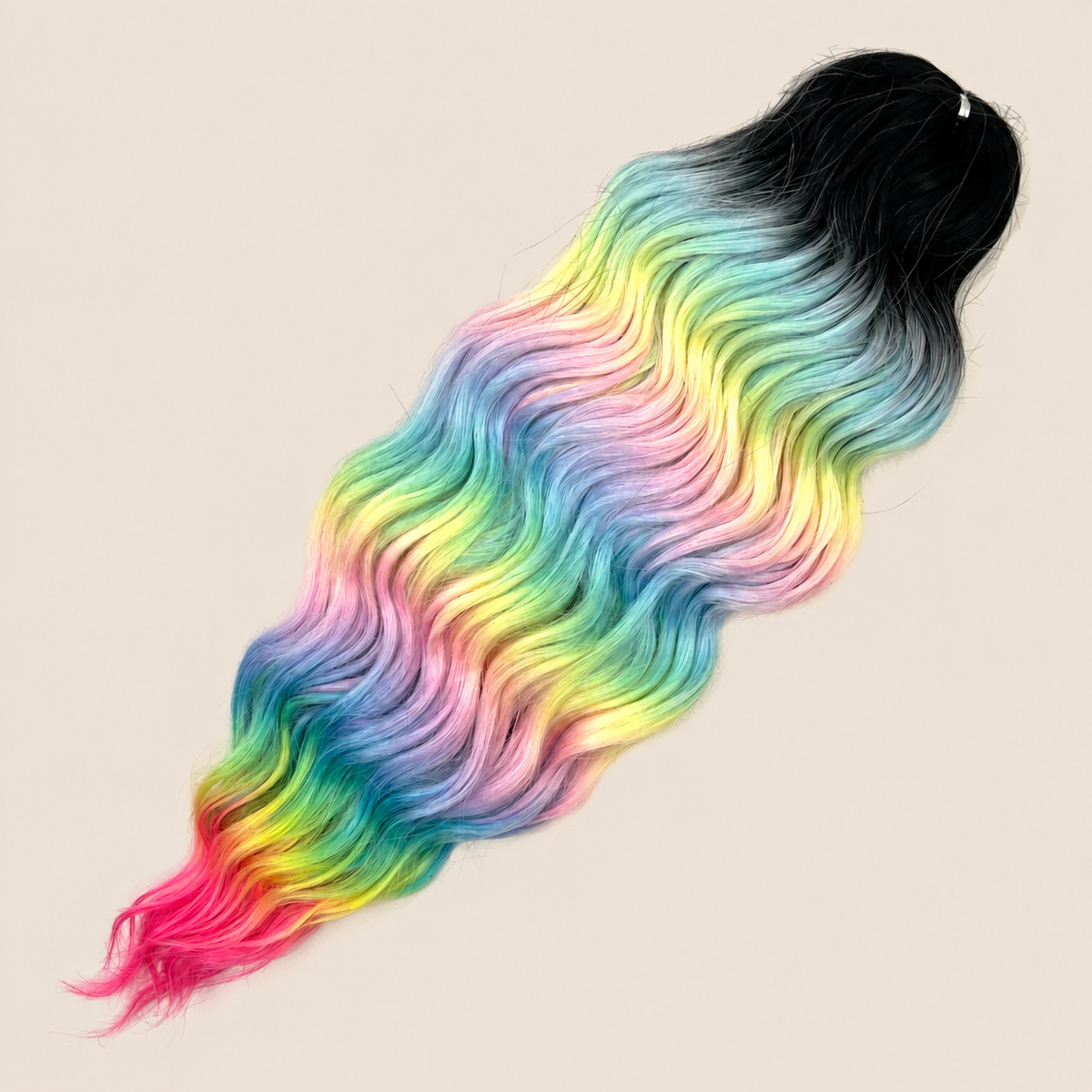 Anna golvend kanekalon invlechthaar zwart-pastel regenboog TT-HPD107, 60 cm en 100 gram op beige achtergrond