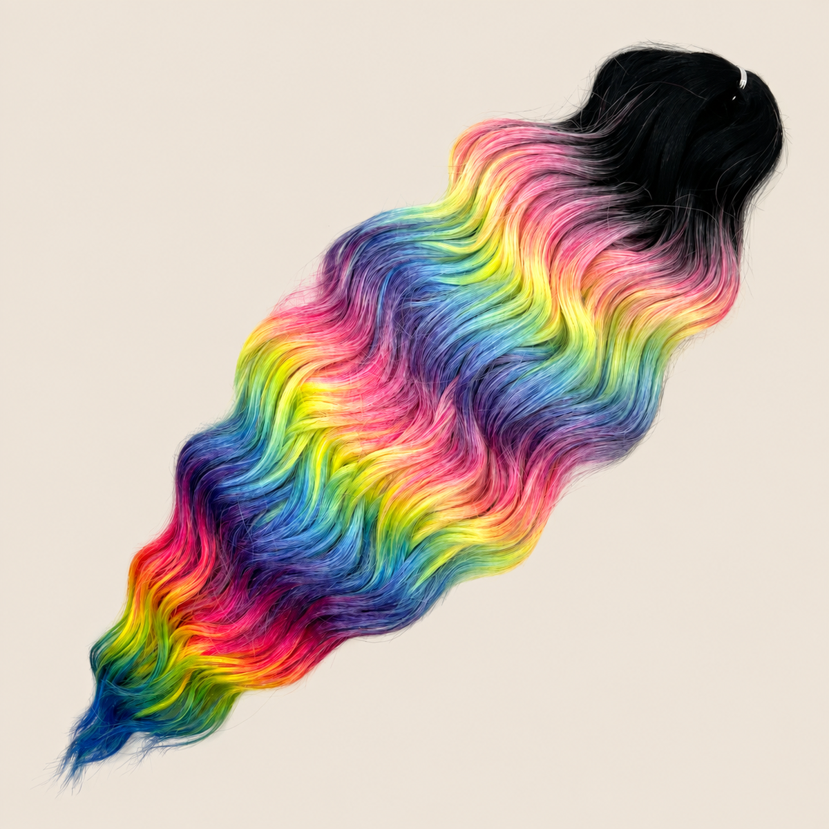Anna golvend kanekalon invlechthaar zwart-regenboog ombre TT-HPD108, 60 cm en 100 gram op beige achtergrond