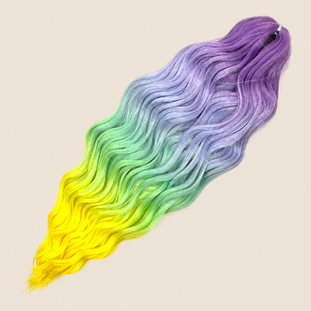 Anna golvend kanekalon invlechthaar lila-groen-geel ombre TT-HPD048, 60 cm en 100 gram op beige achtergrond