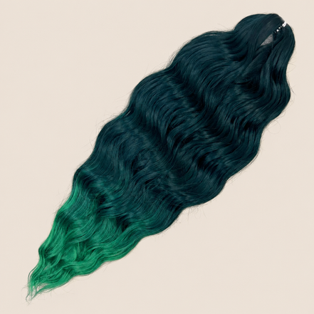 Anna golvend kanekalon invlechthaar donkergroen-groen ombre TTBG/GREEN1, 60 cm en 100 gram op beige achtergrond