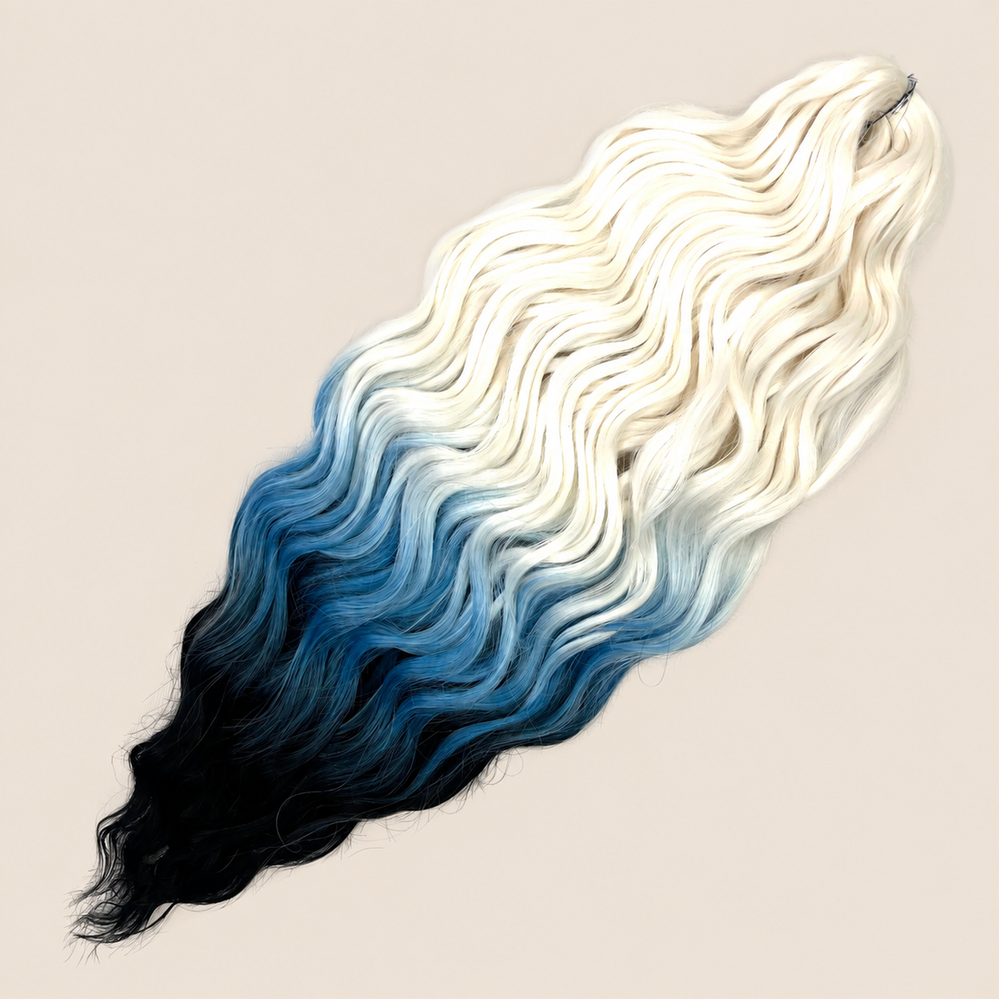 Anna golvend kanekalon invlechthaar zwart-wit-blauw ombre 3T-JSBlue10, 60 cm en 300 gram op beige achtergrond