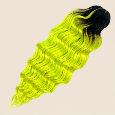 Anna golvend kanekalon invlechthaar zwart-neongeelgroen ombre TT2/FGREEN, 60 cm en 100 gram op beige achtergrond