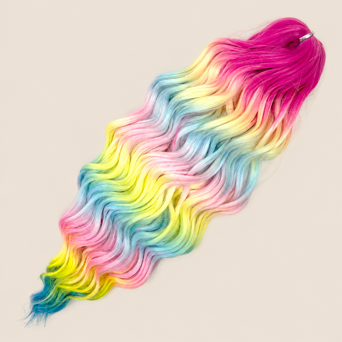 Anna golvend kanekalon invlechthaar fuchsia-pastel regenboog TT-HPD117, 60 cm en 100 gram op beige achtergrond