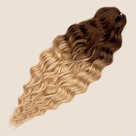 Anna golvend kanekalon invlechthaar donkerbruin-blond ombre TT-Linen(55)(L-9), 60 cm en 100 gram op beige achtergrond