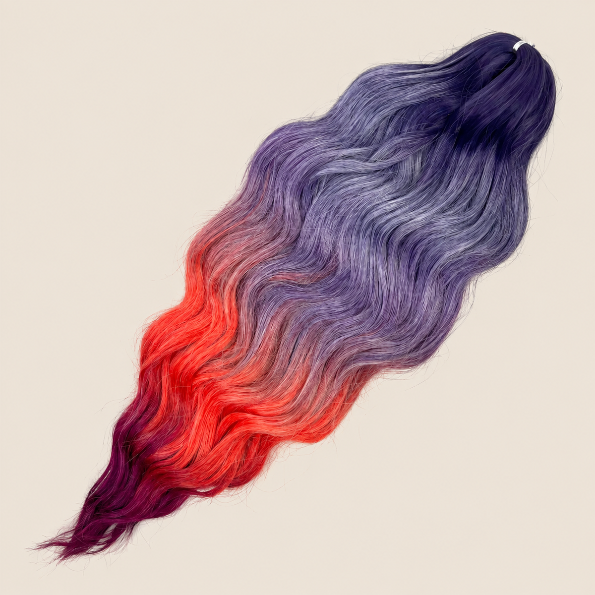 Anna golvend kanekalon invlechthaar paars-rood ombre TTPE-HPD011, 60 cm en 100 gram op beige achtergrond