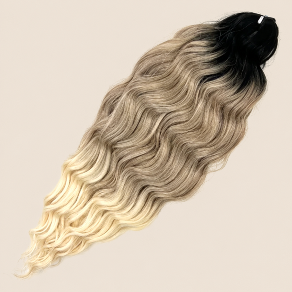 Anna golvend kanekalon invlechthaar donkerbruin-linnenblond ombre TT2/T-Linen62, 60 cm en 100 gram op beige achtergrond