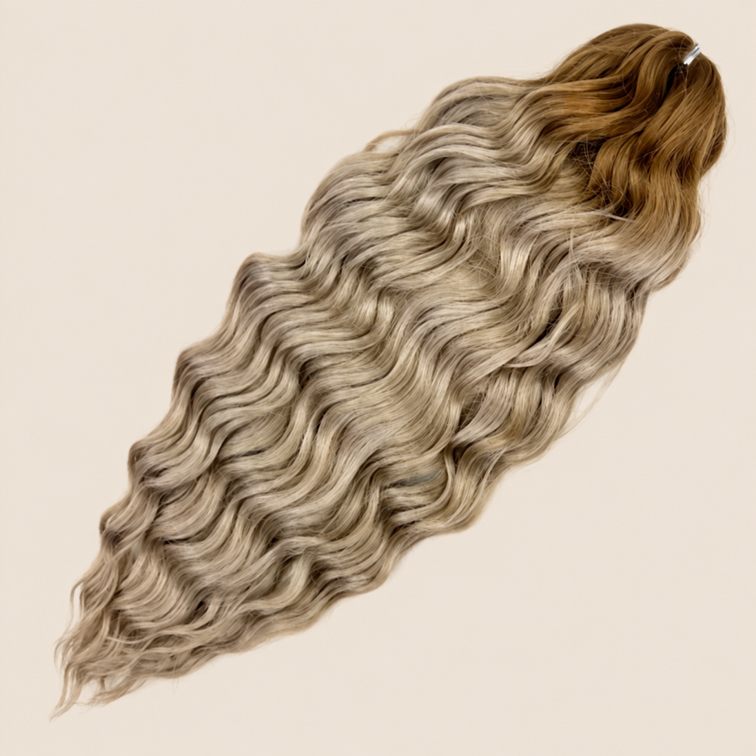Anna golvend kanekalon invlechthaar donkerblond-asblond mix TT10/56A, 60 cm en 100 gram op beige achtergrond