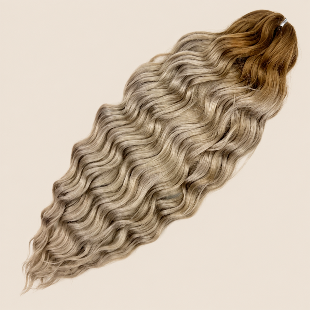 Anna golvend kanekalon invlechthaar donkerblond-asblond mix TT10/56A, 60 cm en 100 gram op beige achtergrond