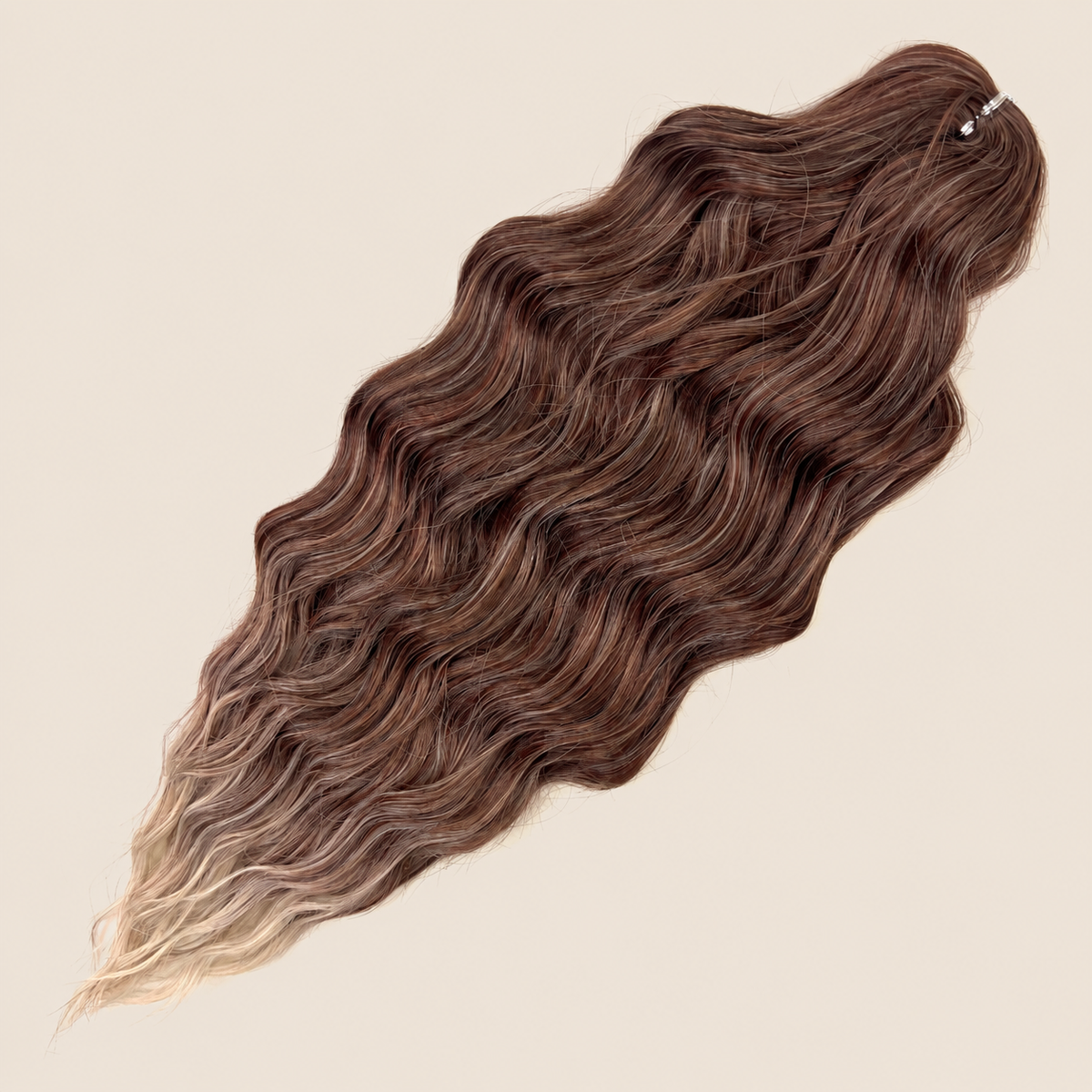 Anna golvend kanekalon invlechthaar bruin-blond ombre T-Brown99, 60 cm en 100 gram op beige achtergrond