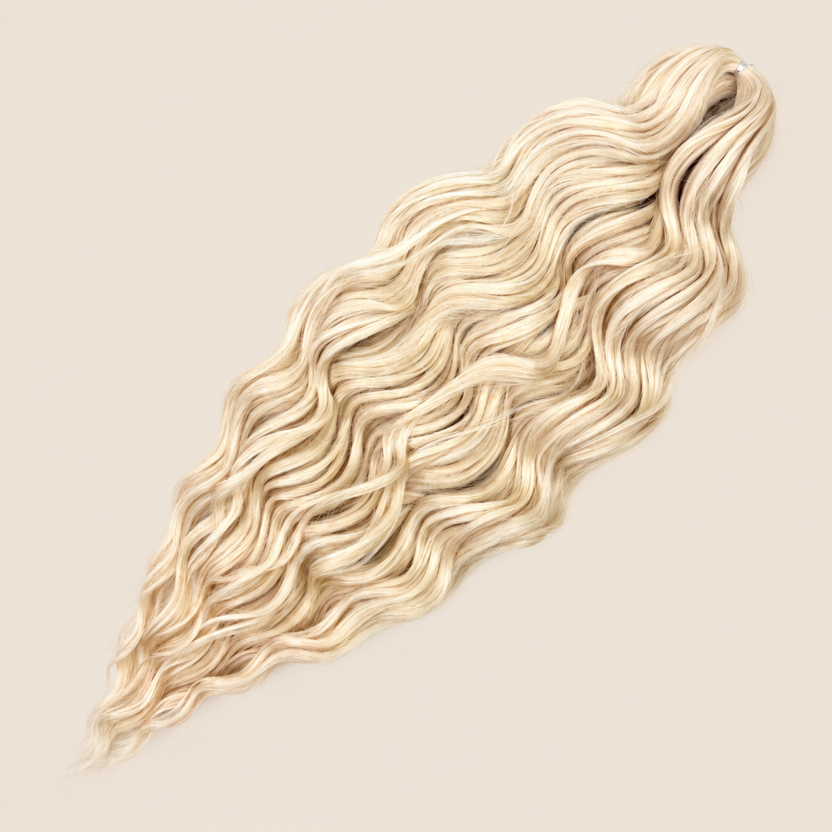 Anna golvend kanekalon invlechthaar lichtblond Linen(44), 60 cm en 100 gram op beige achtergrond