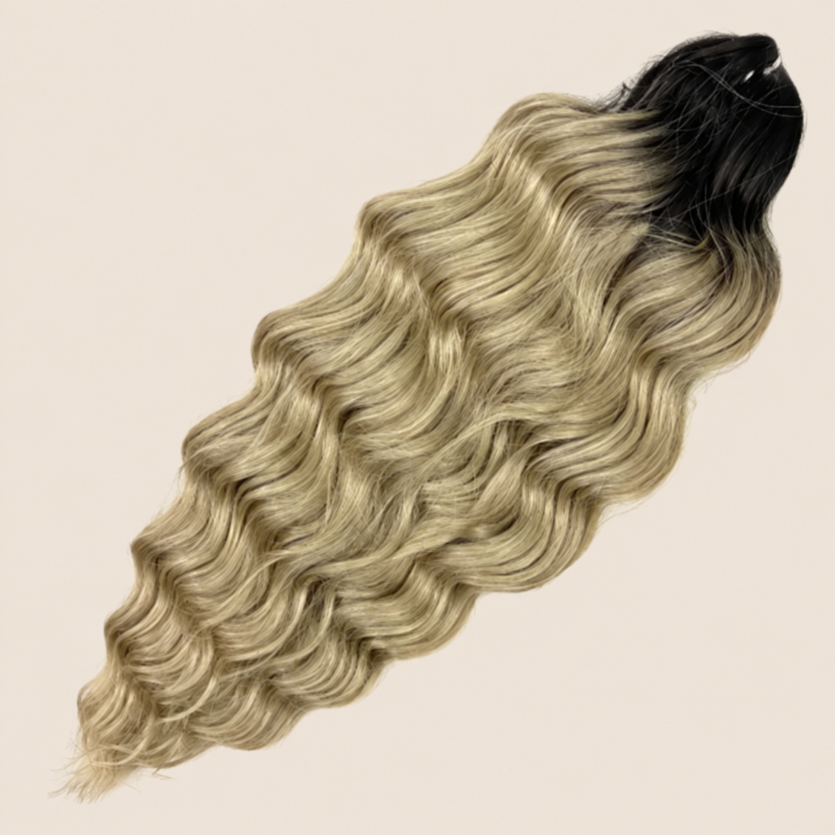 Anna golvend kanekalon invlechthaar asblond TT4/22, 60 cm en 100 gram op beige achtergrond