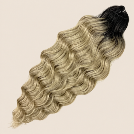Anna golvend kanekalon invlechthaar asblond TT4/22, 60 cm en 100 gram op beige achtergrond