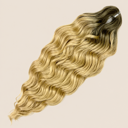Anna golvend kanekalon invlechthaar goudblond mix TT16/86D, 60 cm en 100 gram op beige achtergrond