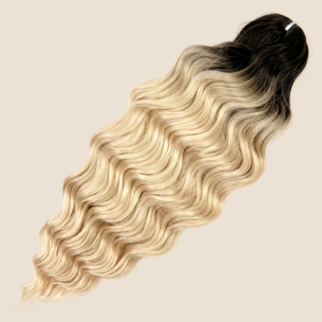 Anna golvend kanekalon invlechthaar donkerblond-lichtblond mix TT10/613K, 60 cm en 100 gram op beige achtergrond