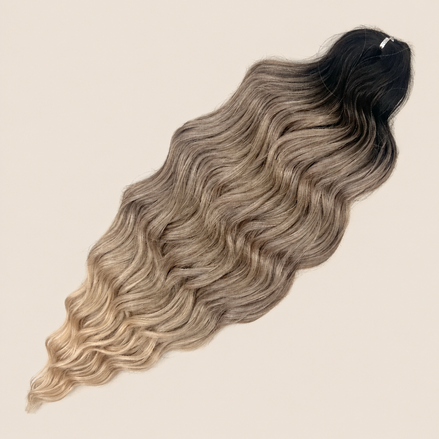 Anna golvend kanekalon invlechthaar zwart-asblond ombre TAT4/12B/613K, 60 cm en 100 gram op beige achtergrond