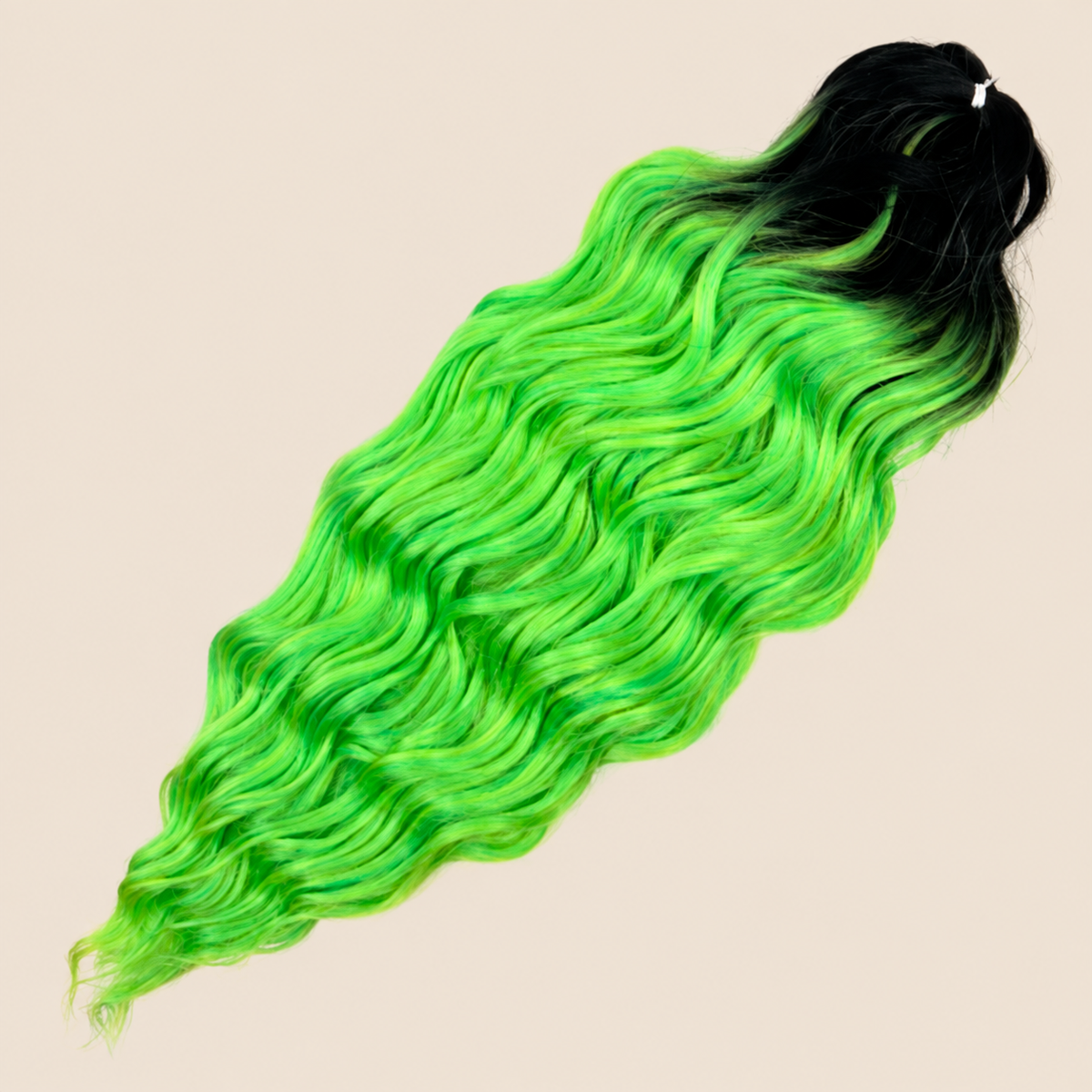 Anna golvend kanekalon invlechthaar zwart-neongroen ombre TT1B/DG25, 60 cm en 100 gram op beige achtergrond