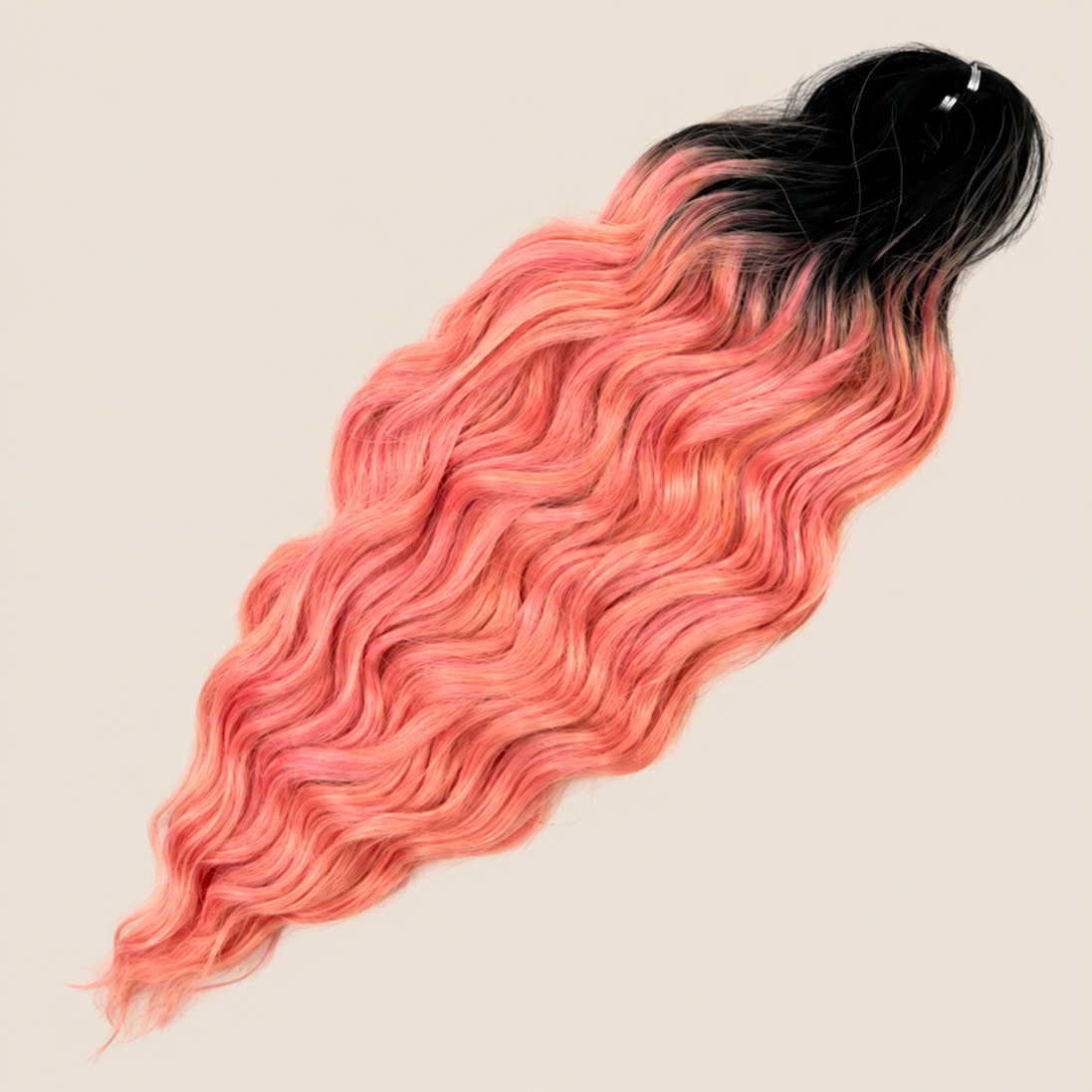 Anna golvend kanekalon invlechthaar zwart-koraalroze ombre TT1B/TFC23, 60 cm en 100 gram op beige achtergrond