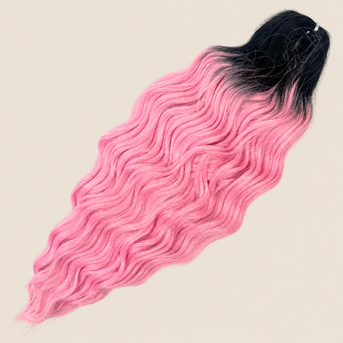 Anna golvend kanekalon invlechthaar zwart-roze ombre TT1B/PINK14, 60 cm en 100 gram op beige achtergrond