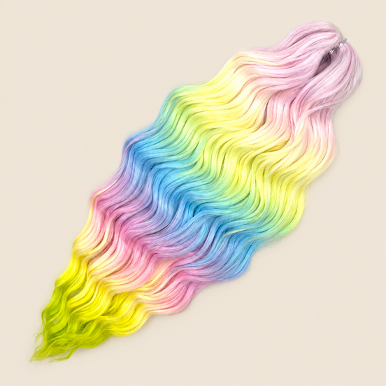 Anna golvend kanekalon invlechthaar roze-geel-blauw pastel regenboog HPD127, 60 cm en 100 gram op beige achtergrond