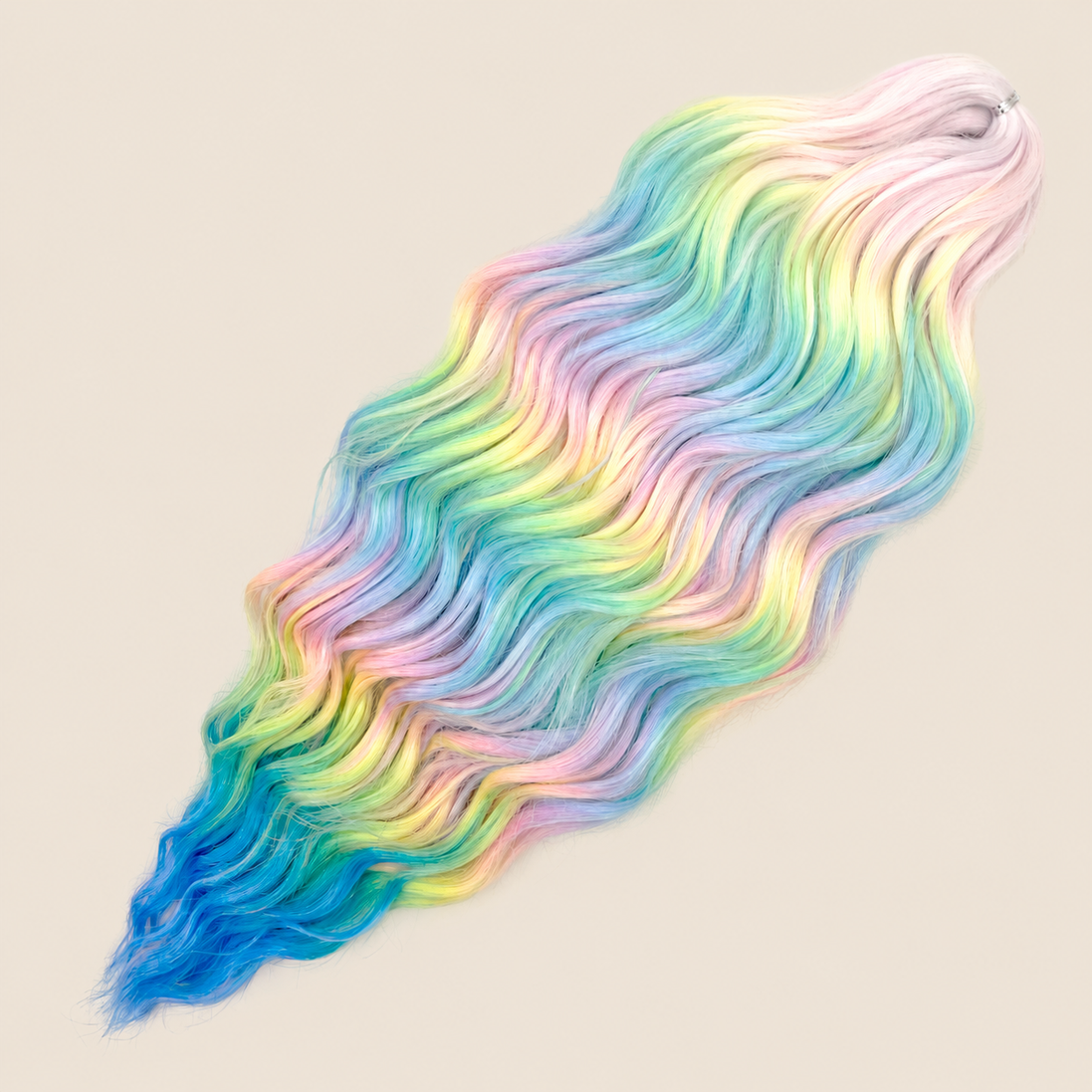 Anna golvend kanekalon invlechthaar pastel regenboog met blauwe punten HPD161, 60 cm en 100 gram op beige achtergrond