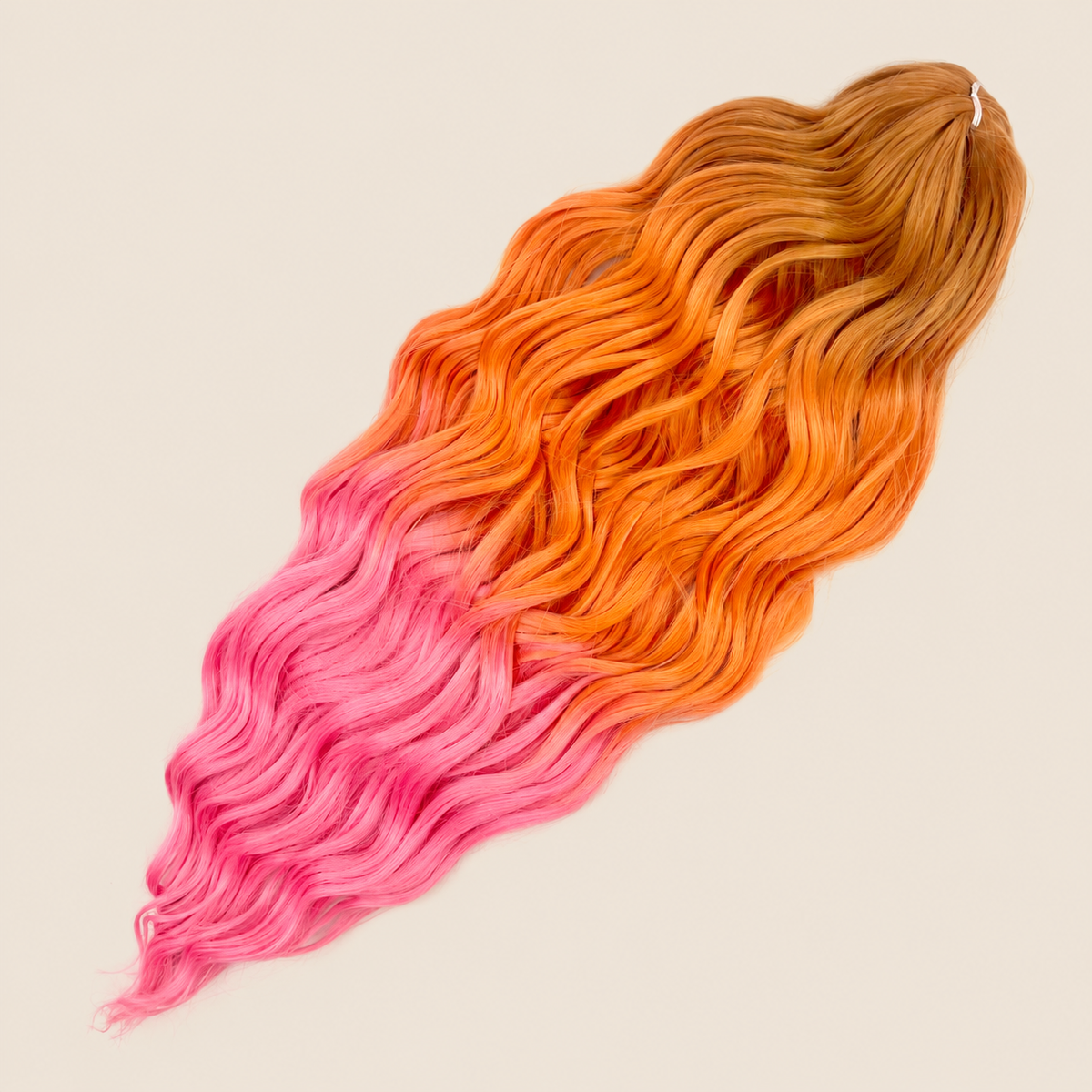 Anna golvend kanekalon invlechthaar koper-oranje-roze ombre Q3T-350E/OR14/LRK10, 60 cm en 100 gram op beige achtergrond