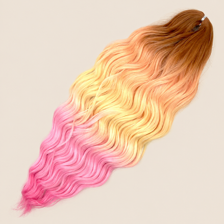 Anna golvend kanekalon invlechthaar koper-blond-roze ombre TT-350/HPD162, 60 cm en 100 gram op beige achtergrond