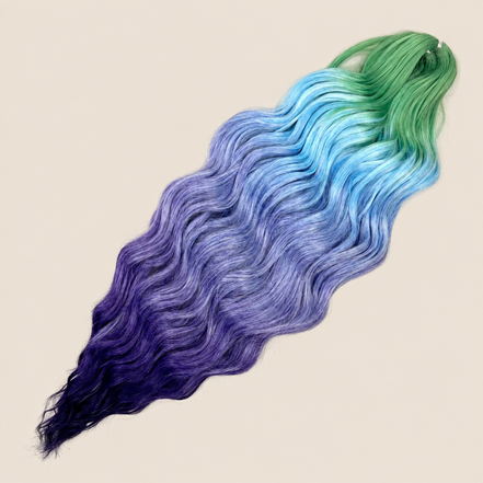 Anna golvend kanekalon invlechthaar groen-blauw-paars ombre TT-HPD049, 60 cm en 100 gram op beige achtergrond