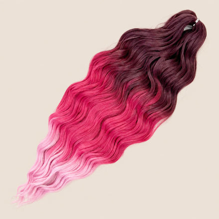 Anna golvend kanekalon invlechthaar bordeaux-roze ombre 3T-PPINK32, 60 cm en 300 gram op beige achtergrond