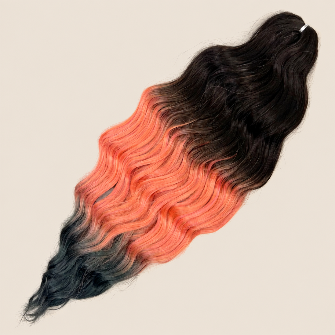 Anna golvend kanekalon invlechthaar donkerbruin-koraal-grijs ombre 2T4-LORANGE11/GRAY, 60 cm en 300 gram op beige achtergrond