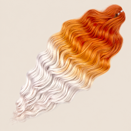 Anna golvend kanekalon invlechthaar koper-wit ombre 3T-OR/150/PGREY17A, 60 cm en 300 gram op beige achtergrond