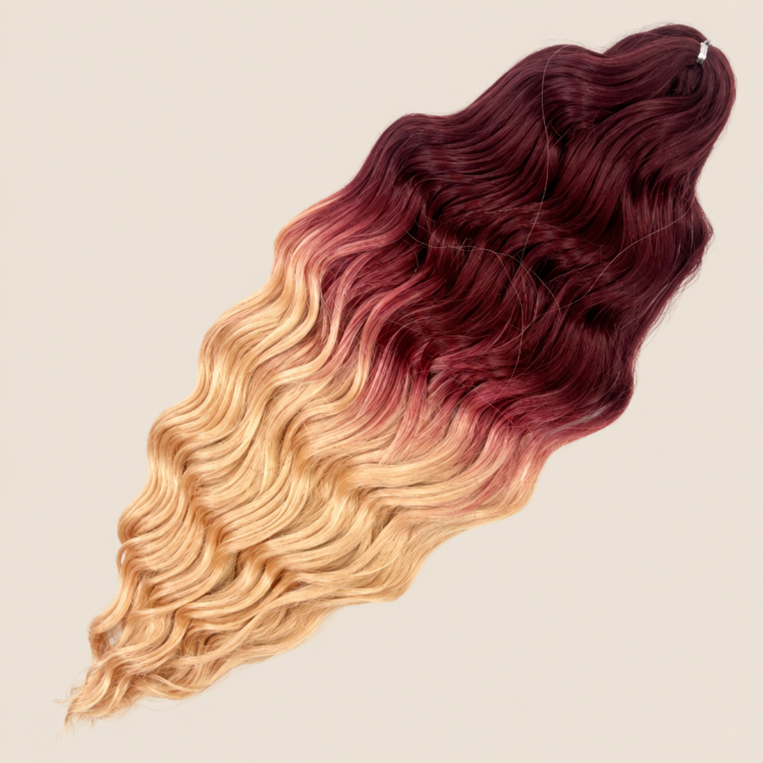 Anna golvend kanekalon invlechthaar bordeaux-lichtblond ombre TT33H/TFC, 60 cm en 100 gram op beige achtergrond
