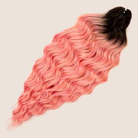 Anna golvend kanekalon invlechthaar donkerbruin-koraalroze ombre TTBR/TFC23, 60 cm en 100 gram op beige achtergrond