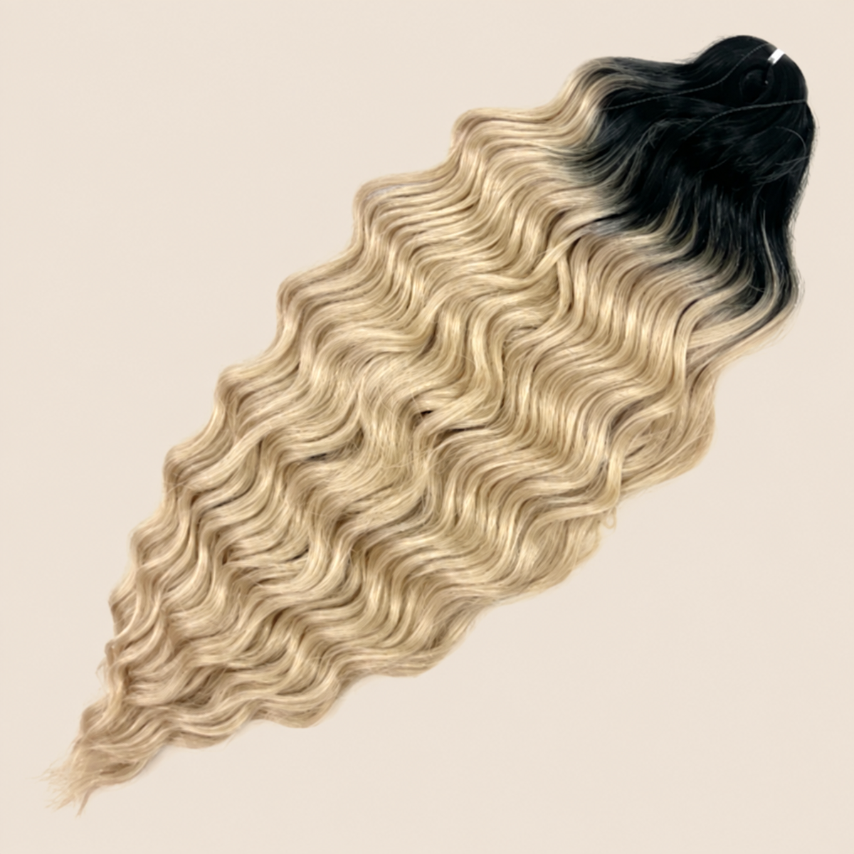 Anna golvend kanekalon invlechthaar zwart-linnenblond ombre TT1B/Linen(59), 60 cm en 100 gram op beige achtergrond