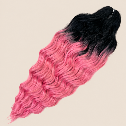 Anna golvend kanekalon invlechthaar zwart-roze ombre TT1B/PPink22(L), 60 cm en 100 gram op beige achtergrond