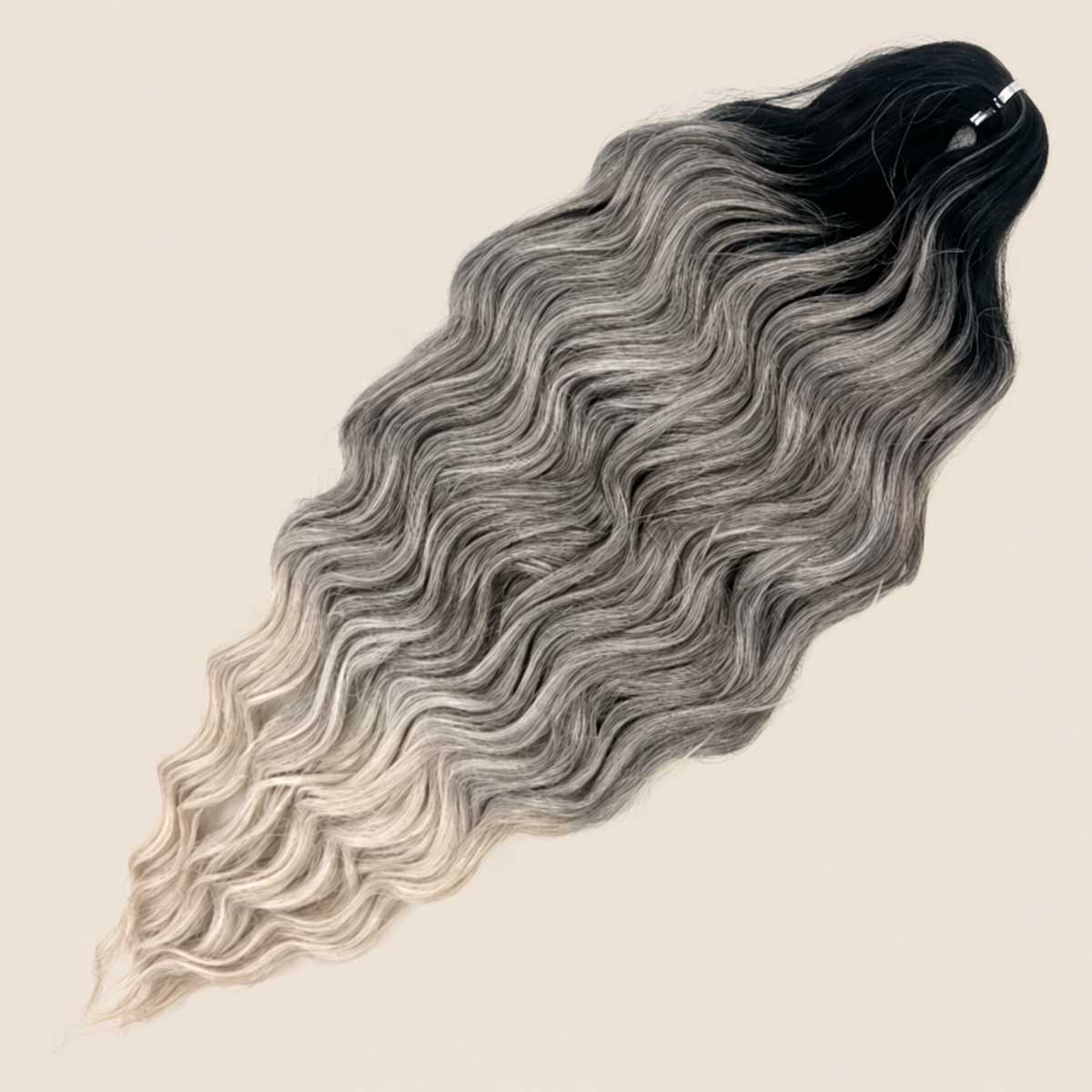 Anna golvend kanekalon invlechthaar zwart-asgrijs ombre TT1B/T10/56C, 60 cm en 100 gram op beige achtergrond