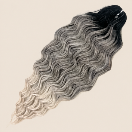 Anna golvend kanekalon invlechthaar zwart-asgrijs ombre TT1B/T10/56C, 60 cm en 100 gram op beige achtergrond
