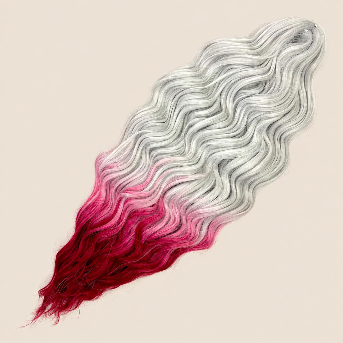 Anna golvend kanekalon invlechthaar wit-roze-bordeaux ombre TT-GPINK97, 60 cm en 100 gram op beige achtergrond