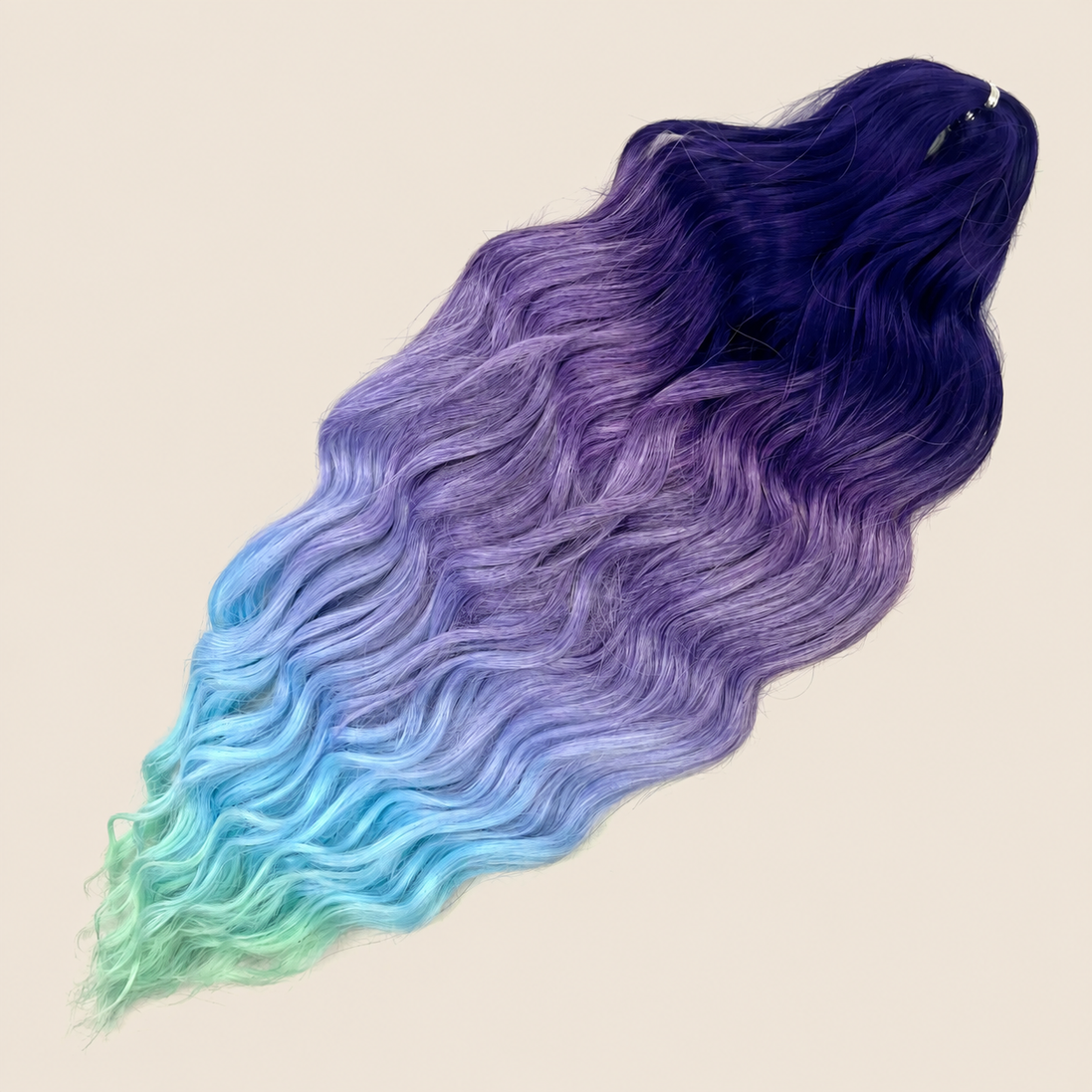 Anna golvend kanekalon invlechthaar paars-blauw-mint ombre TTDP/HPD156, 60 cm en 100 gram op beige achtergrond