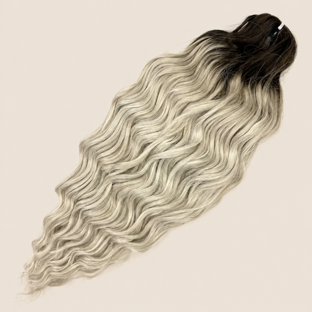 Anna golvend kanekalon invlechthaar donkerbruin-licht asblond ombre TT-LINEN(323), 60 cm en 100 gram op beige achtergrond