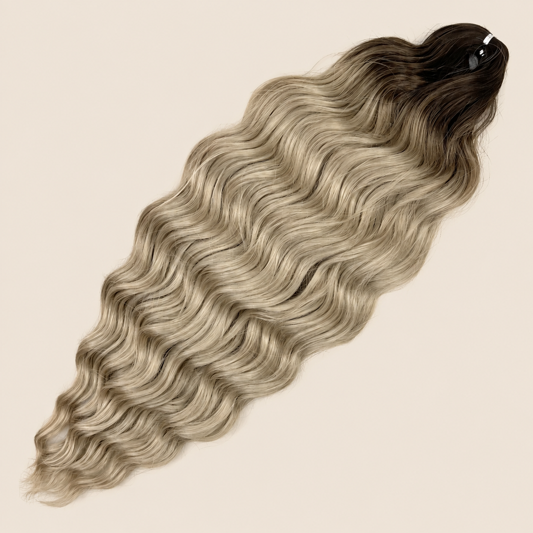 Anna golvend kanekalon invlechthaar donkerbruin-asblond ombre TT-LINEN(324), 60 cm en 100 gram op beige achtergrond