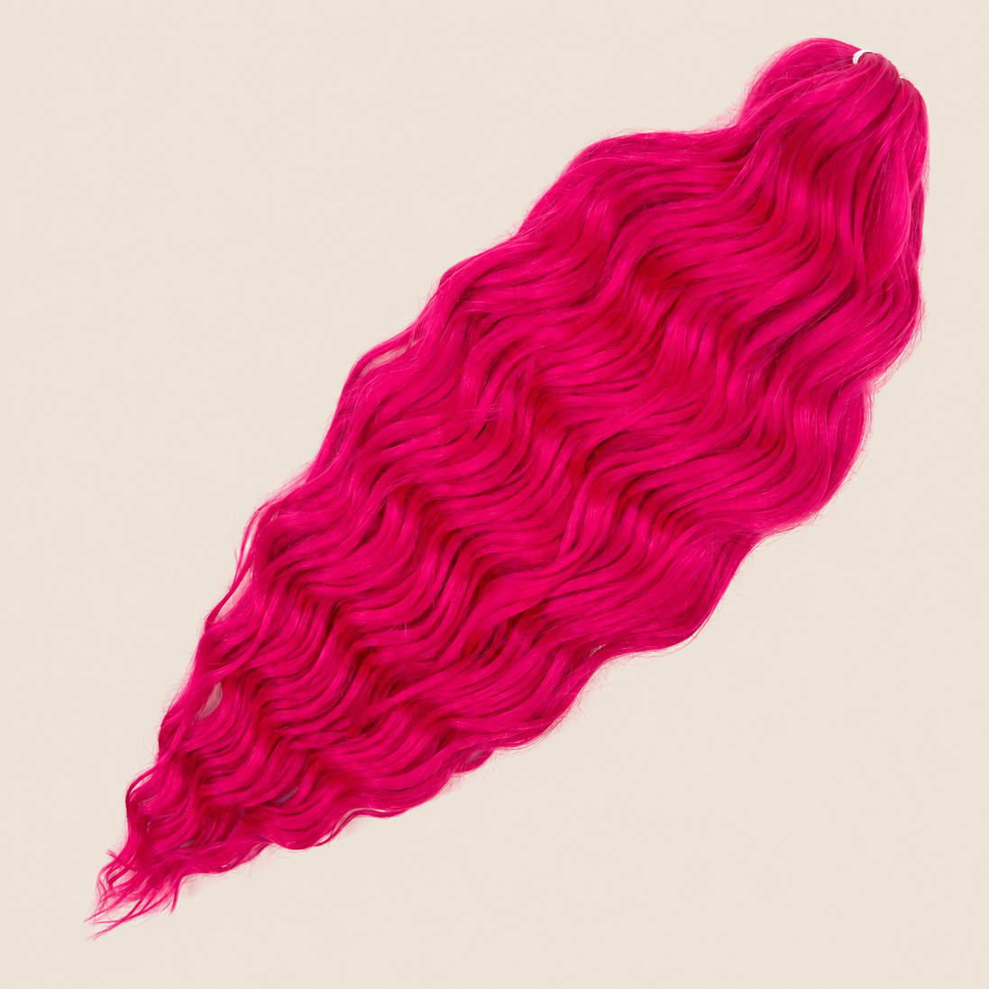 Anna golvend kanekalon invlechthaar framboosroze RRed7, 60 cm en 100 gram op beige achtergrond