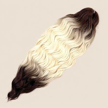 Anna golvend kanekalon invlechthaar donkerbruin-wit-donkerbruin ombre 2T-BRWHITE, 60 cm en 300 gram op beige achtergrond