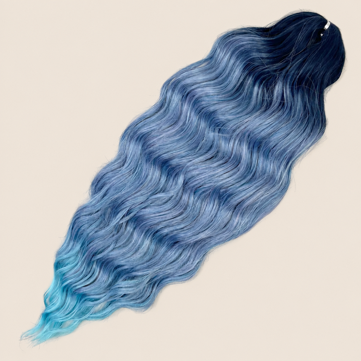 Anna golvend kanekalon invlechthaar donkerblauw-ijsblauw ombre TT-BV/T2-PBLUE15, 60 cm en 100 gram op beige achtergrond