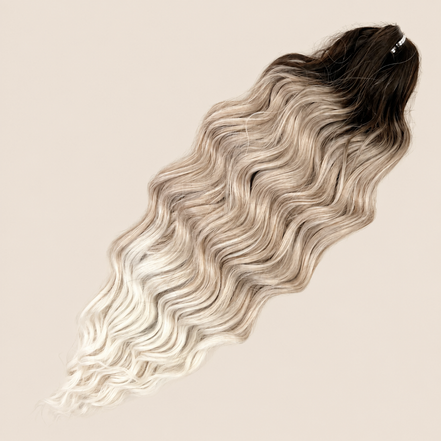 Anna golvend kanekalon invlechthaar donkerbruin-lichtblond ombre TTBR/T27+26/1001D, 60 cm en 100 gram op beige achtergrond